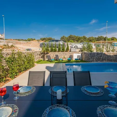 Divina With Heated Pool Krk Town